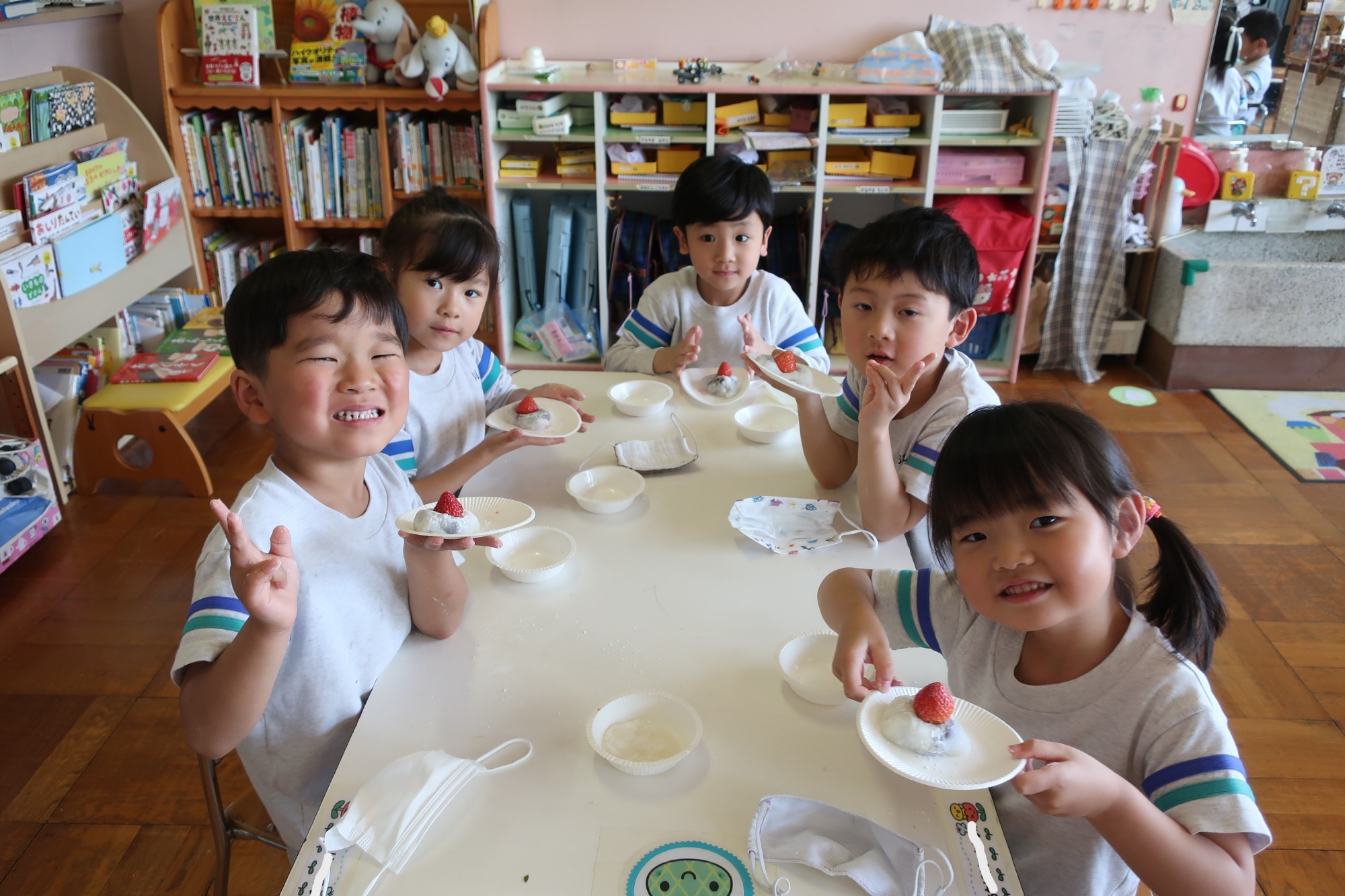 大福の上にいちごをのせるとケーキみたい！